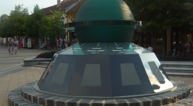 Monumentul “Ceasul Universal” Gyula, Județul Bichiș, Ungaria, Provincia Crișana: